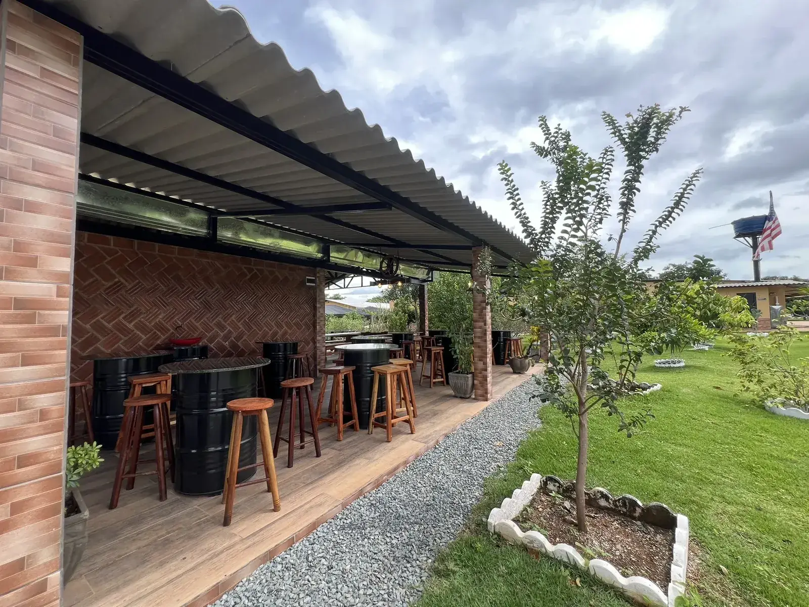Ambiente decorado para festa julina em espaço na natureza perto de Brasília