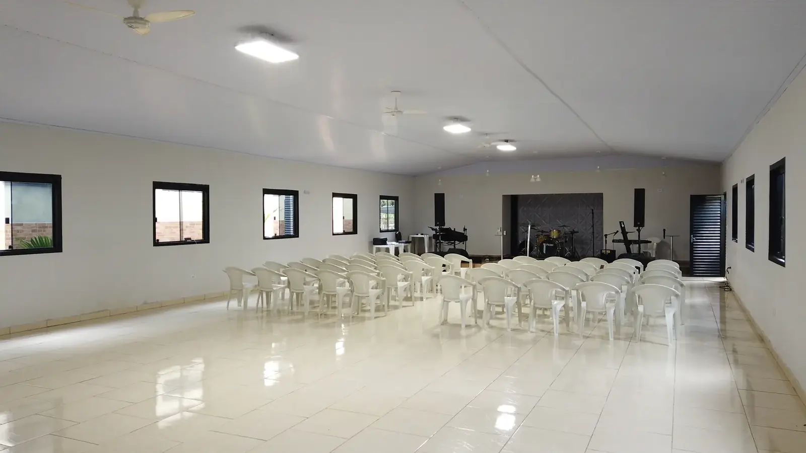 Grupo reunido em retiro espiritual em meio à natureza do Cerrado, perto de Brasília