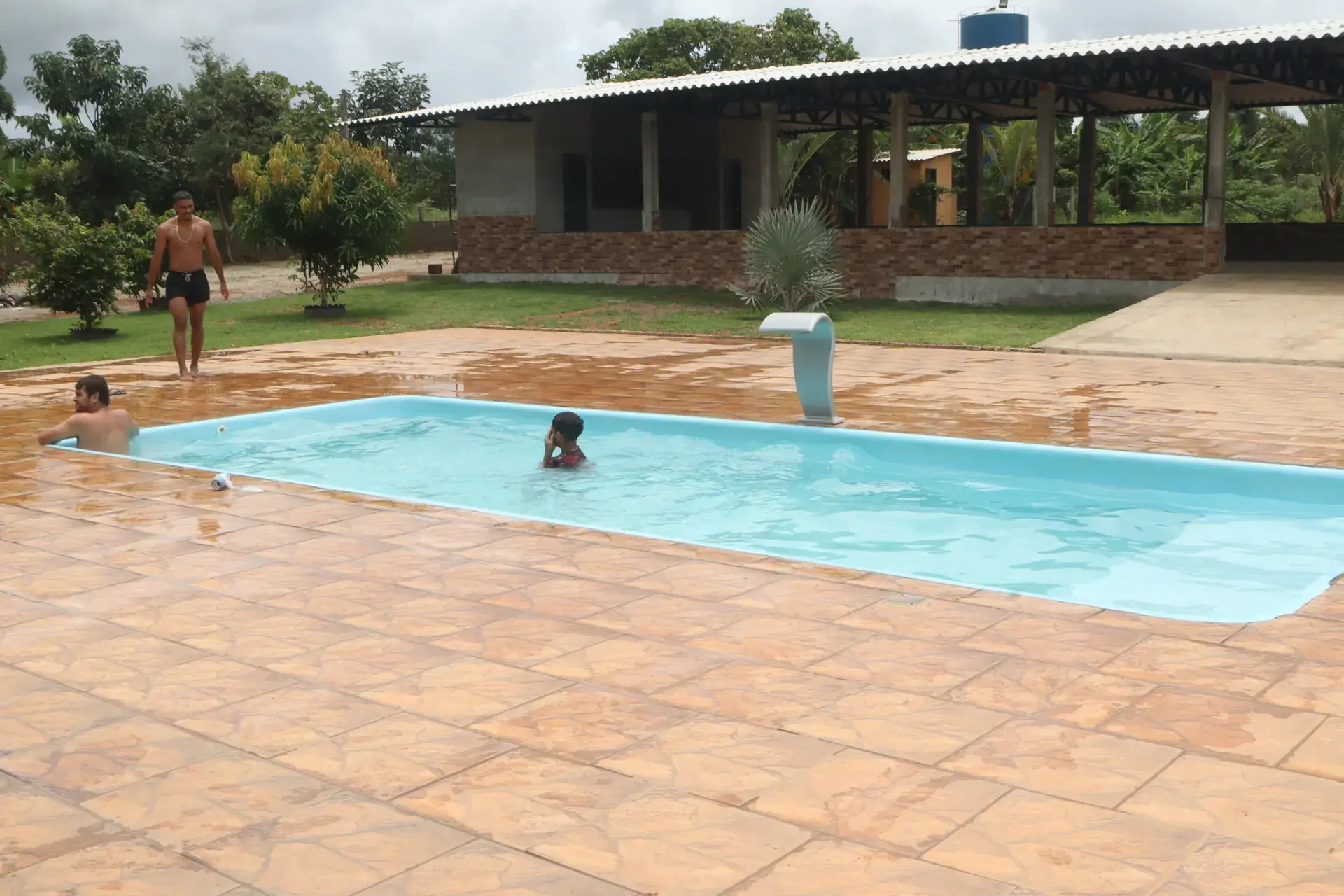 Piscina de batismo em meio à natureza em espaço cristão perto de Brasília