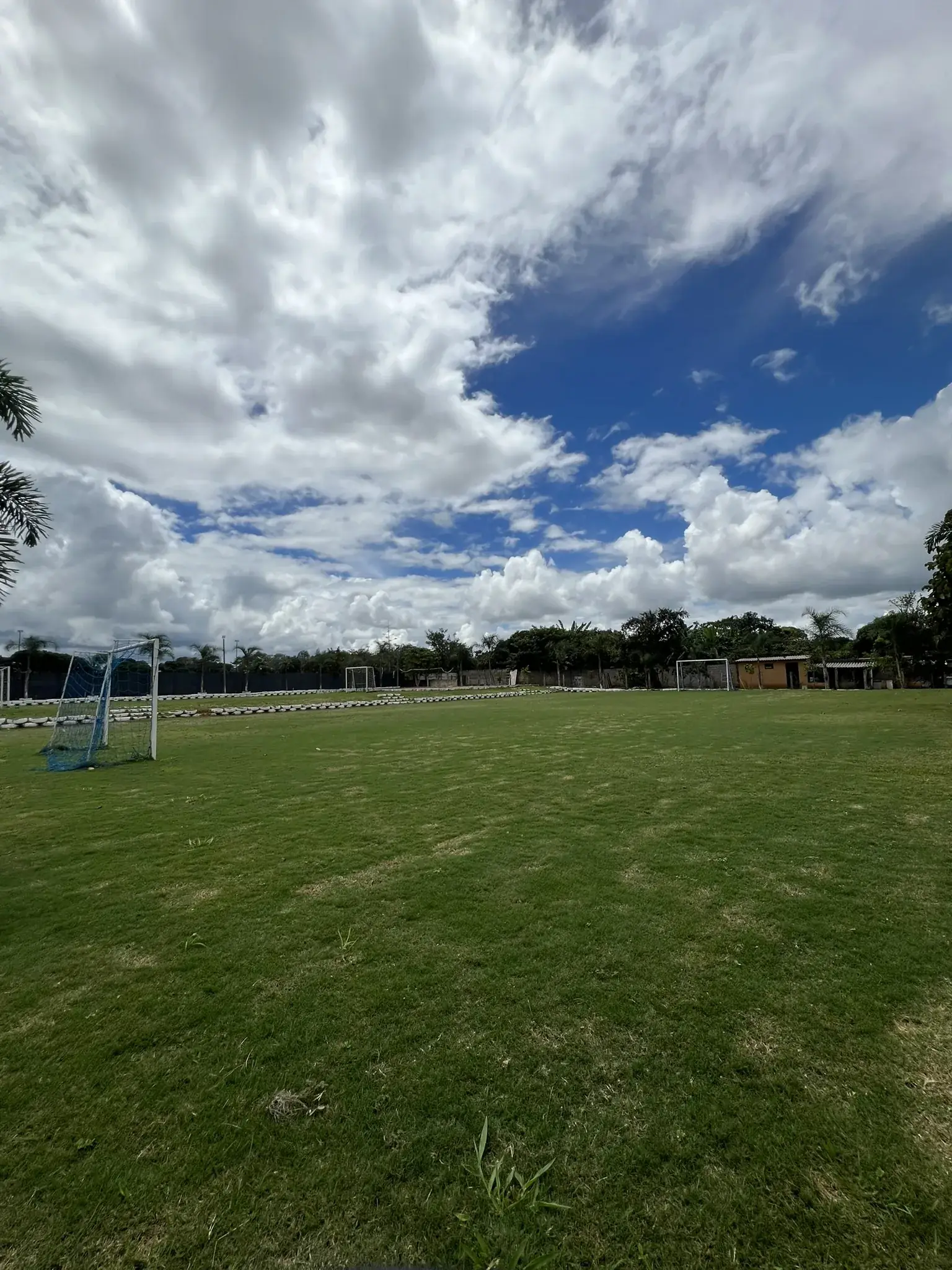 Jovens reunidos em retiro com área de piscina e lazer em espaço perto de Brasília